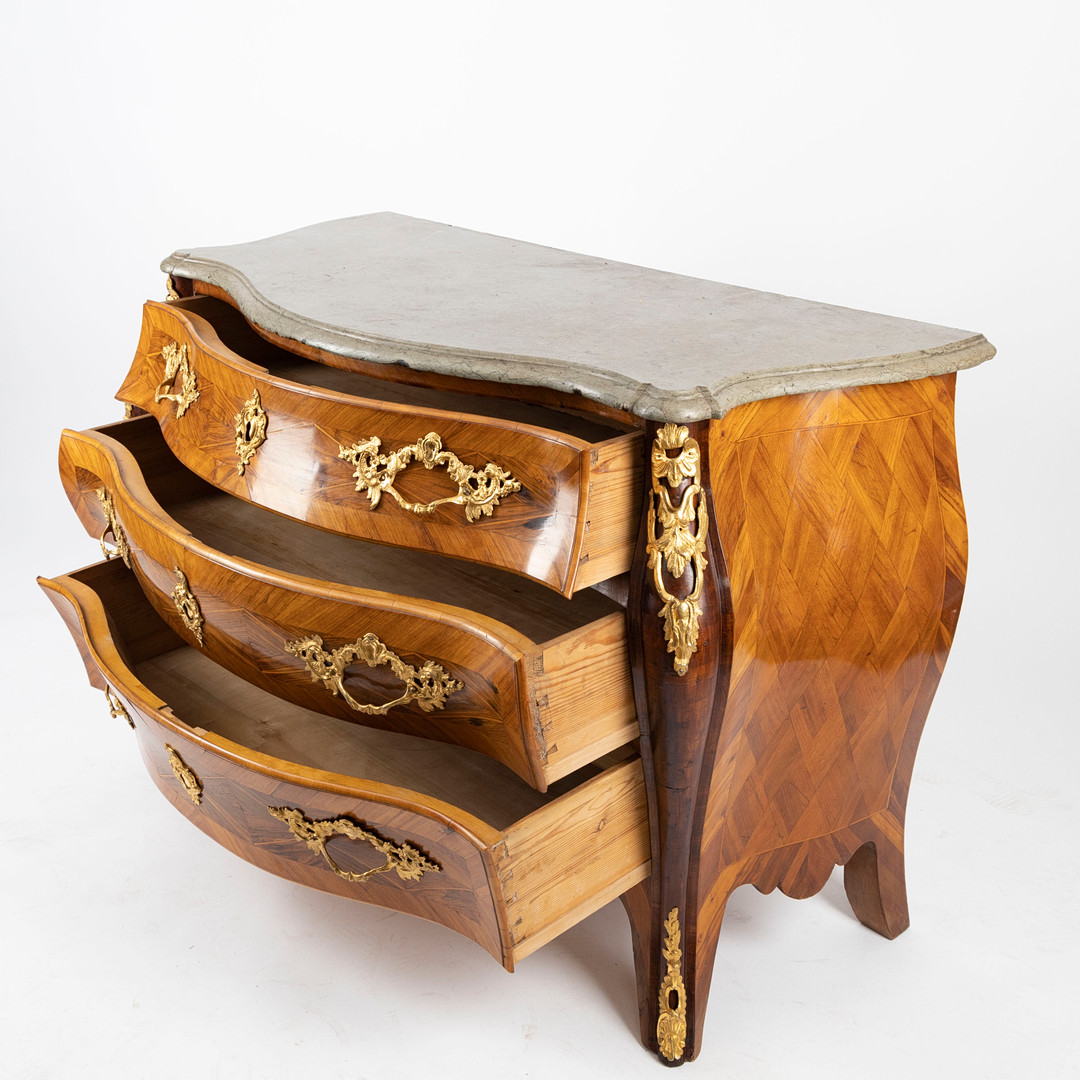 CHEST OF DRAWERS, rococo Sweden 18th century.