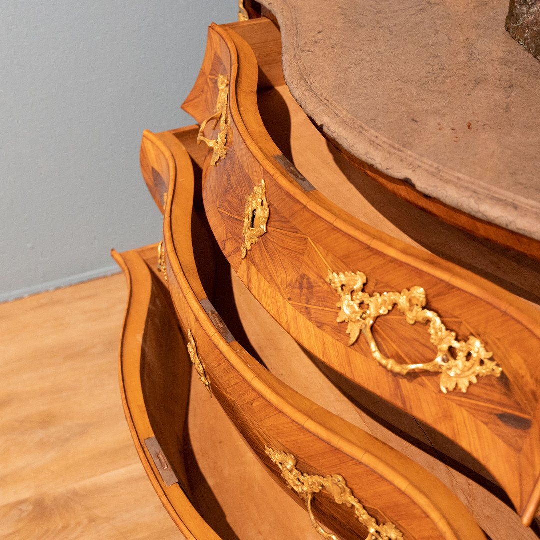 CHEST OF DRAWERS, rococo Sweden 18th century.