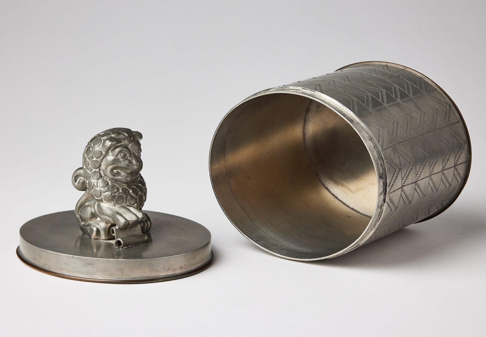 NILS FOUGSTEDT & ANNA PETRUS. Burk med lock, Firma Svenskt Tenn, Stockholm 1928, tenn och mässing.