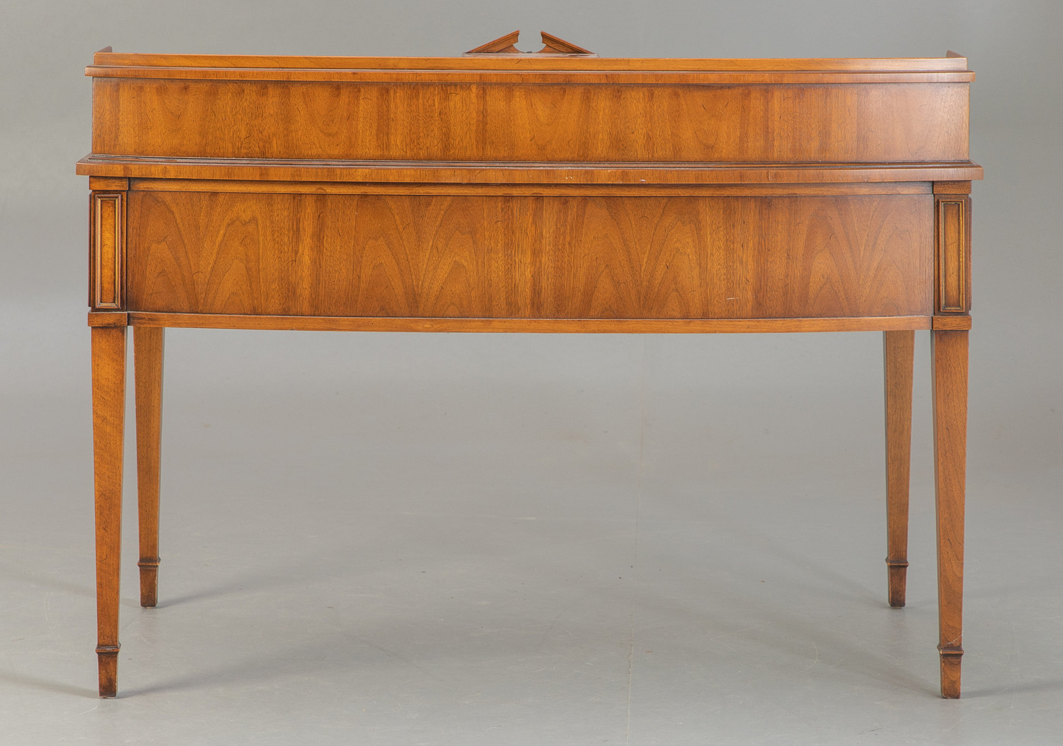 Hallenschrank mit Spitzgiebel, Norddeutschland, um 1800.