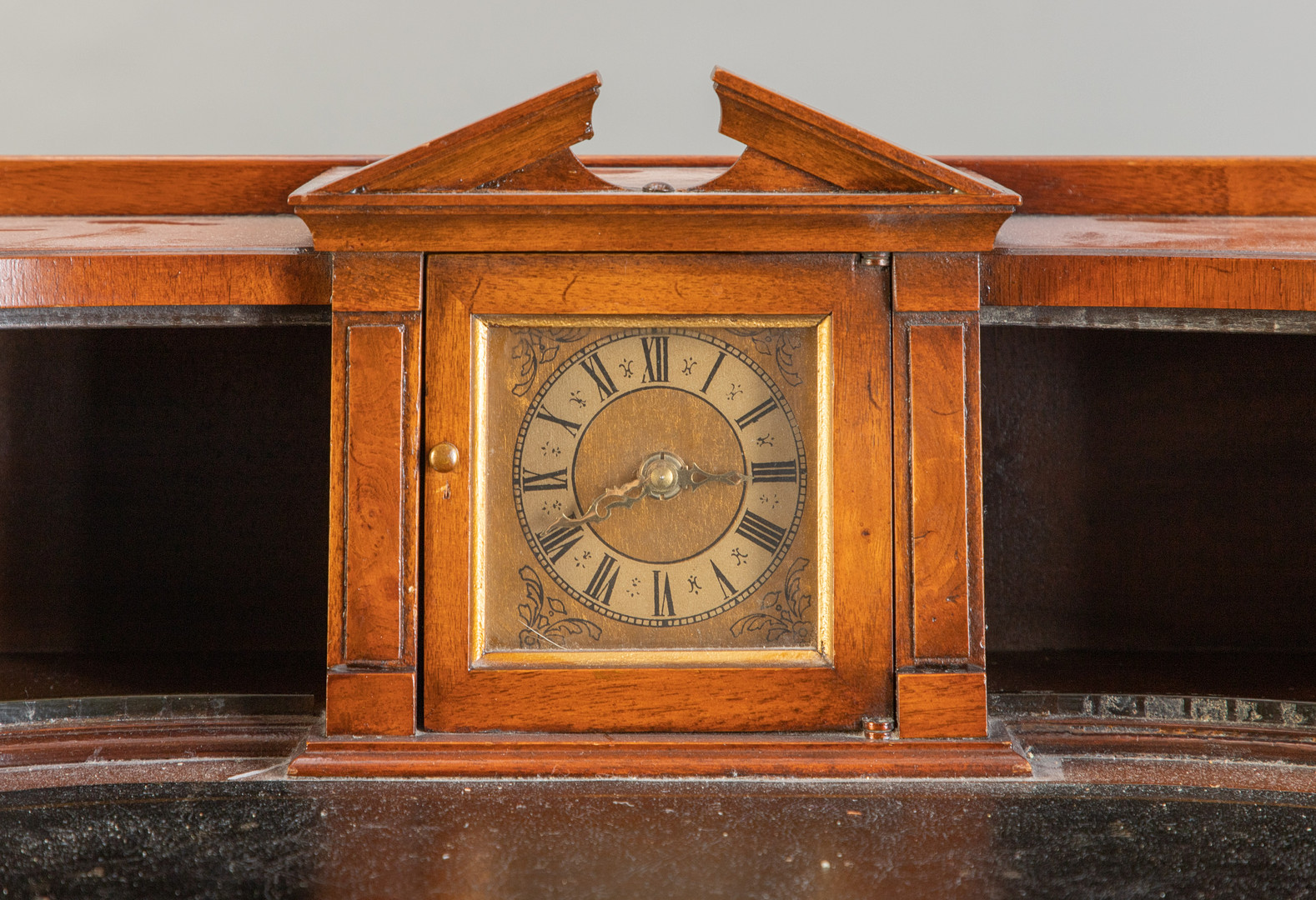Hallenschrank mit Spitzgiebel, Norddeutschland, um 1800.