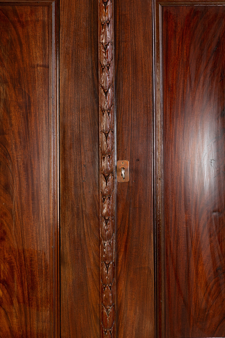 Hallenschrank mit Spitzgiebel, Norddeutschland, um 1800.