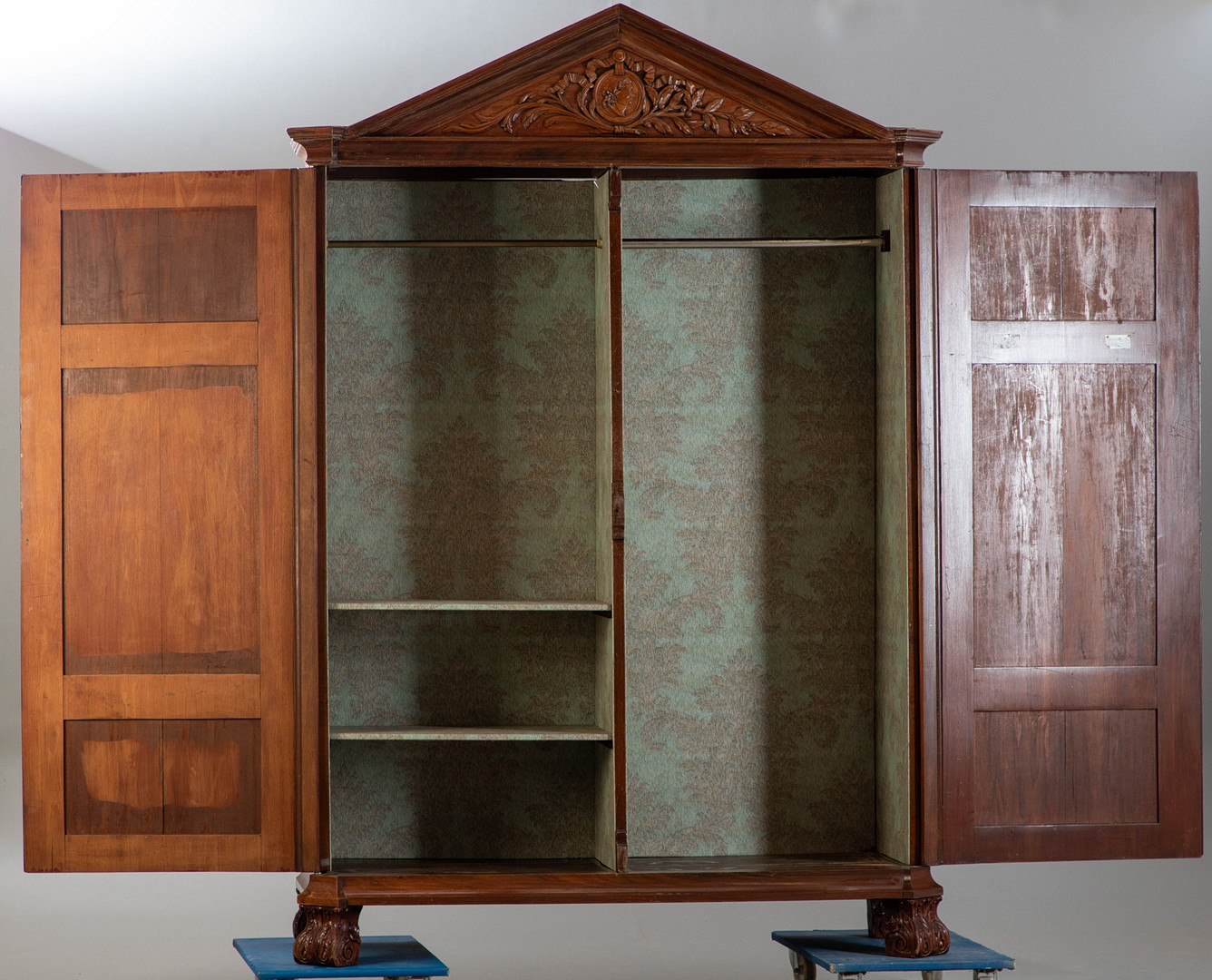 Hallenschrank mit Spitzgiebel, Norddeutschland, um 1800.
