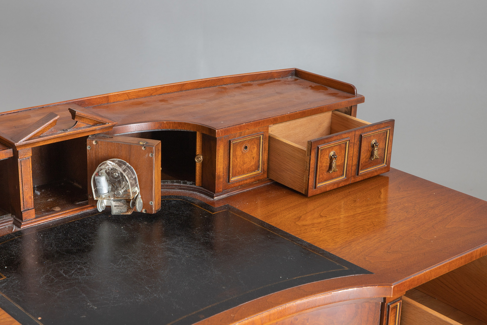 Hallenschrank mit Spitzgiebel, Norddeutschland, um 1800.