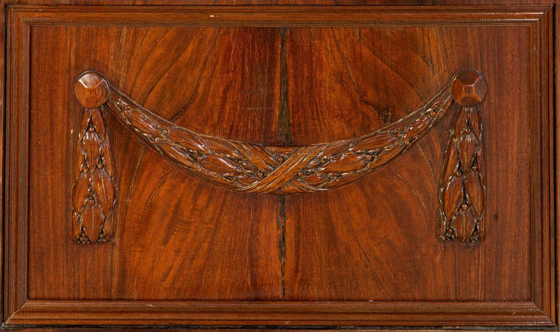 Hallenschrank mit Spitzgiebel, Norddeutschland, um 1800.