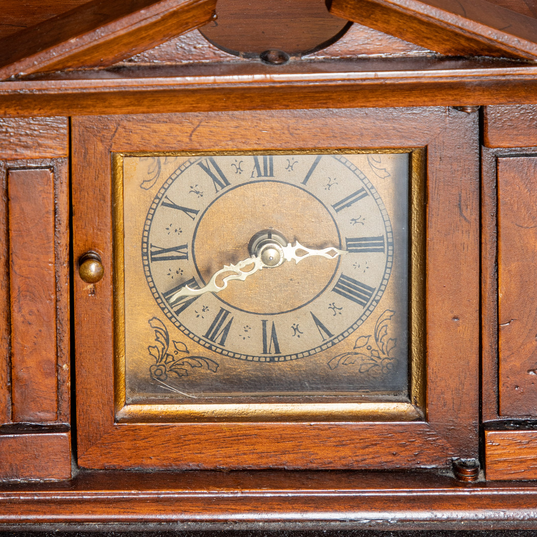 Hallenschrank mit Spitzgiebel, Norddeutschland, um 1800.