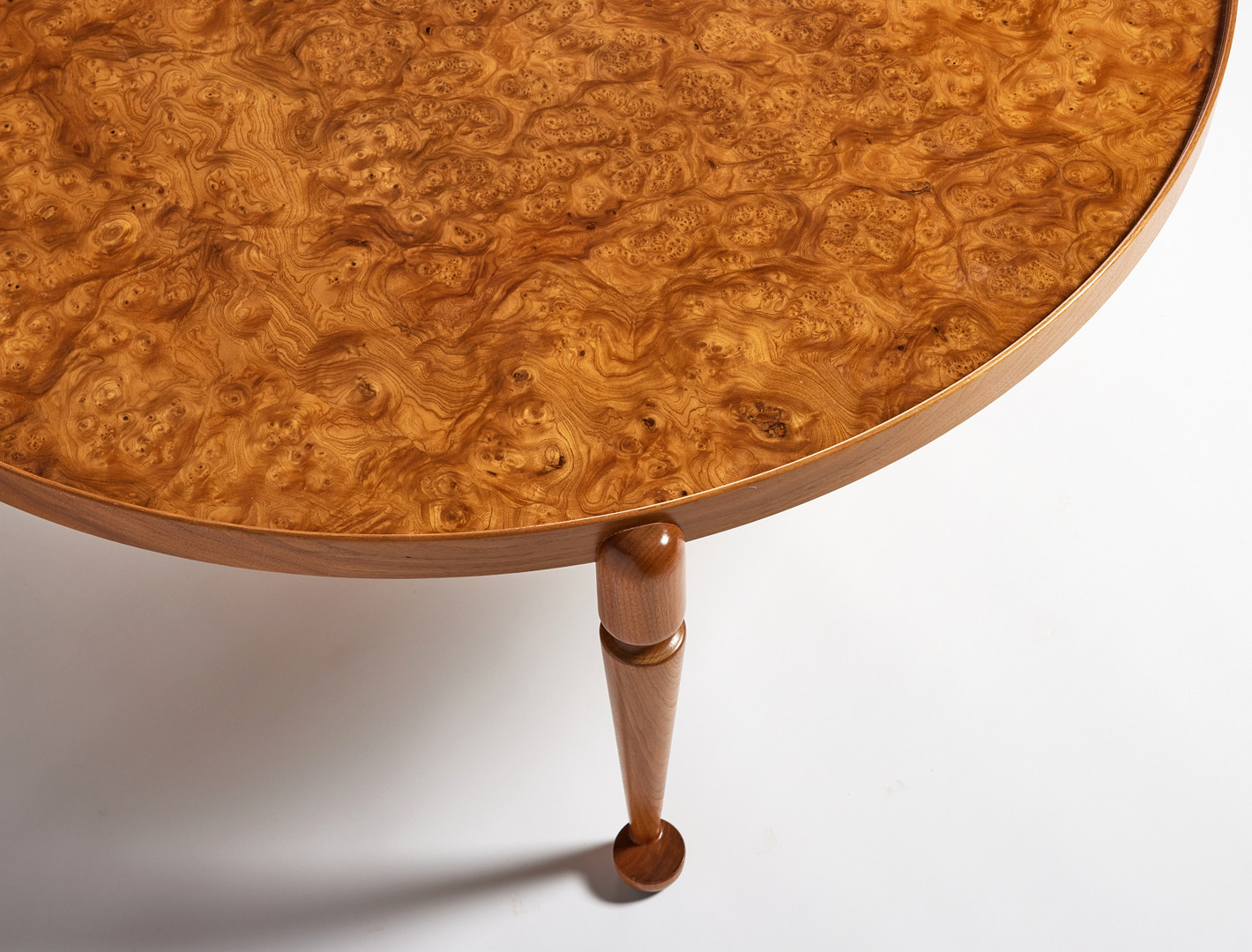 JOSEF FRANK. Coffee table, Svenskt Tenn, model number 2139, round top veneered with elm root, profiled edge, marked Svenskt Tenn.