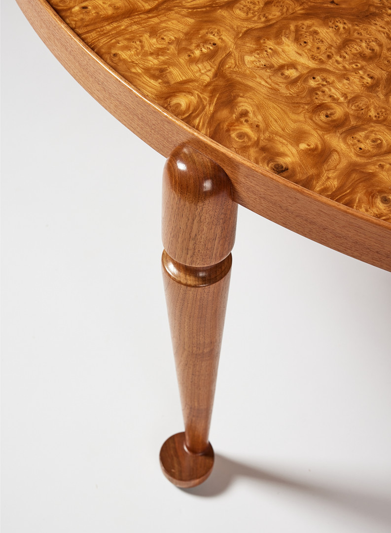 JOSEF FRANK. Coffee table, Svenskt Tenn, model number 2139, round top veneered with elm root, profiled edge, marked Svenskt Tenn.