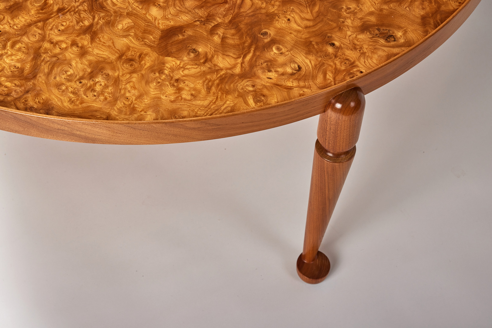 JOSEF FRANK. Coffee table, Svenskt Tenn, model number 2139, round top veneered with elm root, profiled edge, marked Svenskt Tenn.
