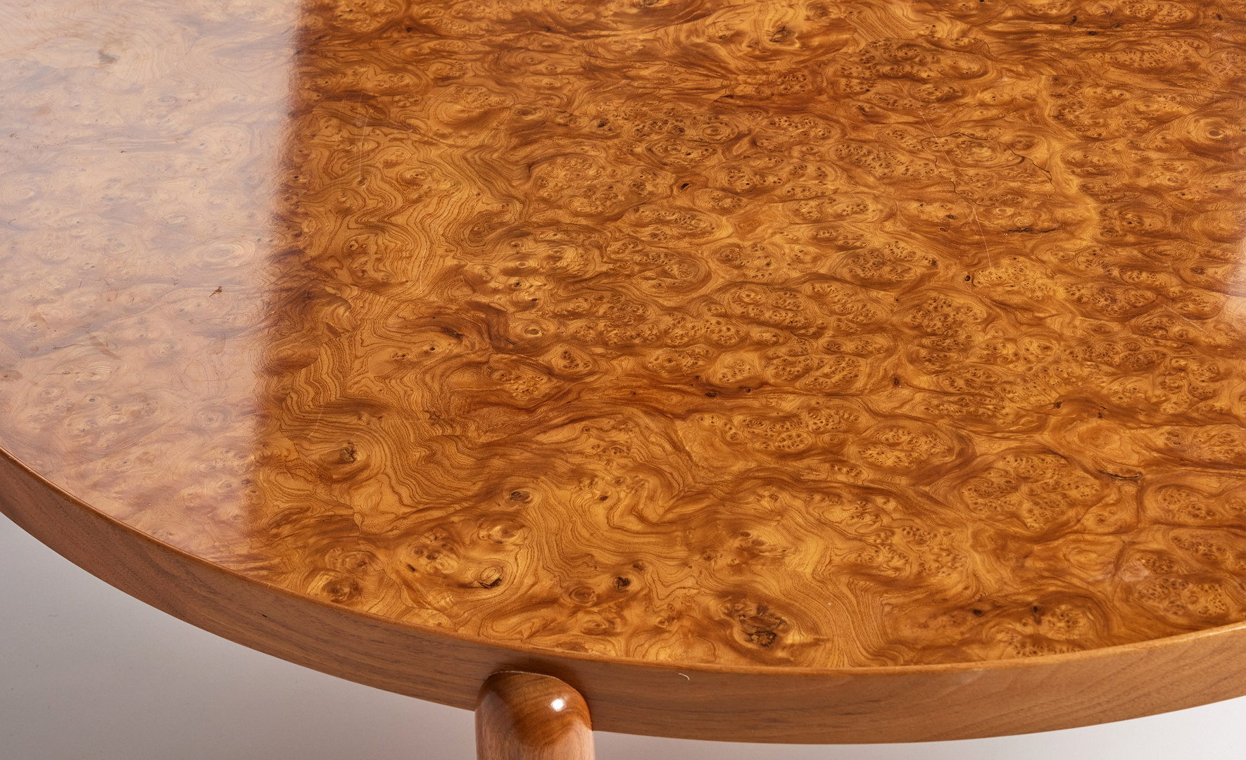 JOSEF FRANK. Coffee table, Svenskt Tenn, model number 2139, round top veneered with elm root, profiled edge, marked Svenskt Tenn.