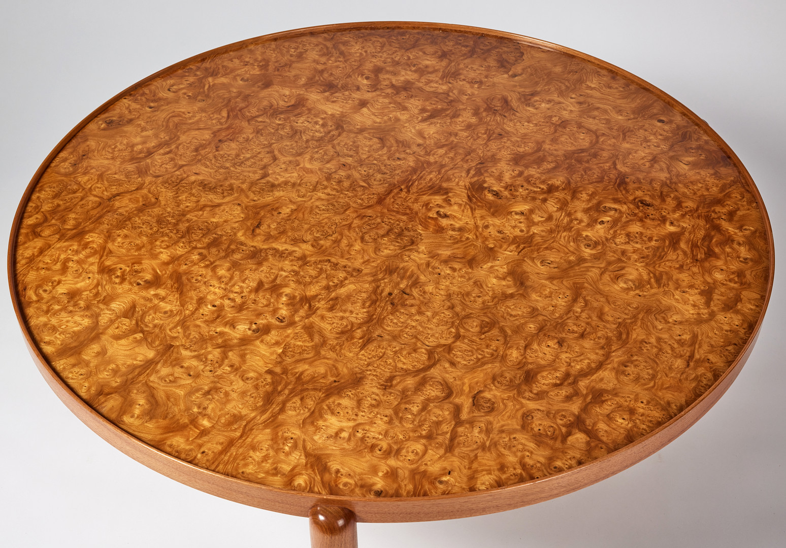JOSEF FRANK. Coffee table, Svenskt Tenn, model number 2139, round top veneered with elm root, profiled edge, marked Svenskt Tenn.