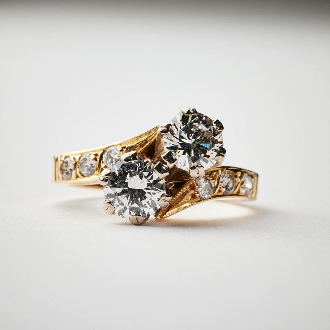 RING, 18 k röd- samt vitguld, 2 briljantslipade diamanter, totalt 1,00 ct, kvalitet TW-W(G-H)/VS, ringskena med dekor av 6 briljantslipade 0,18 ct ill à 0,50 ct, 6 brilla x 0,03 ct.