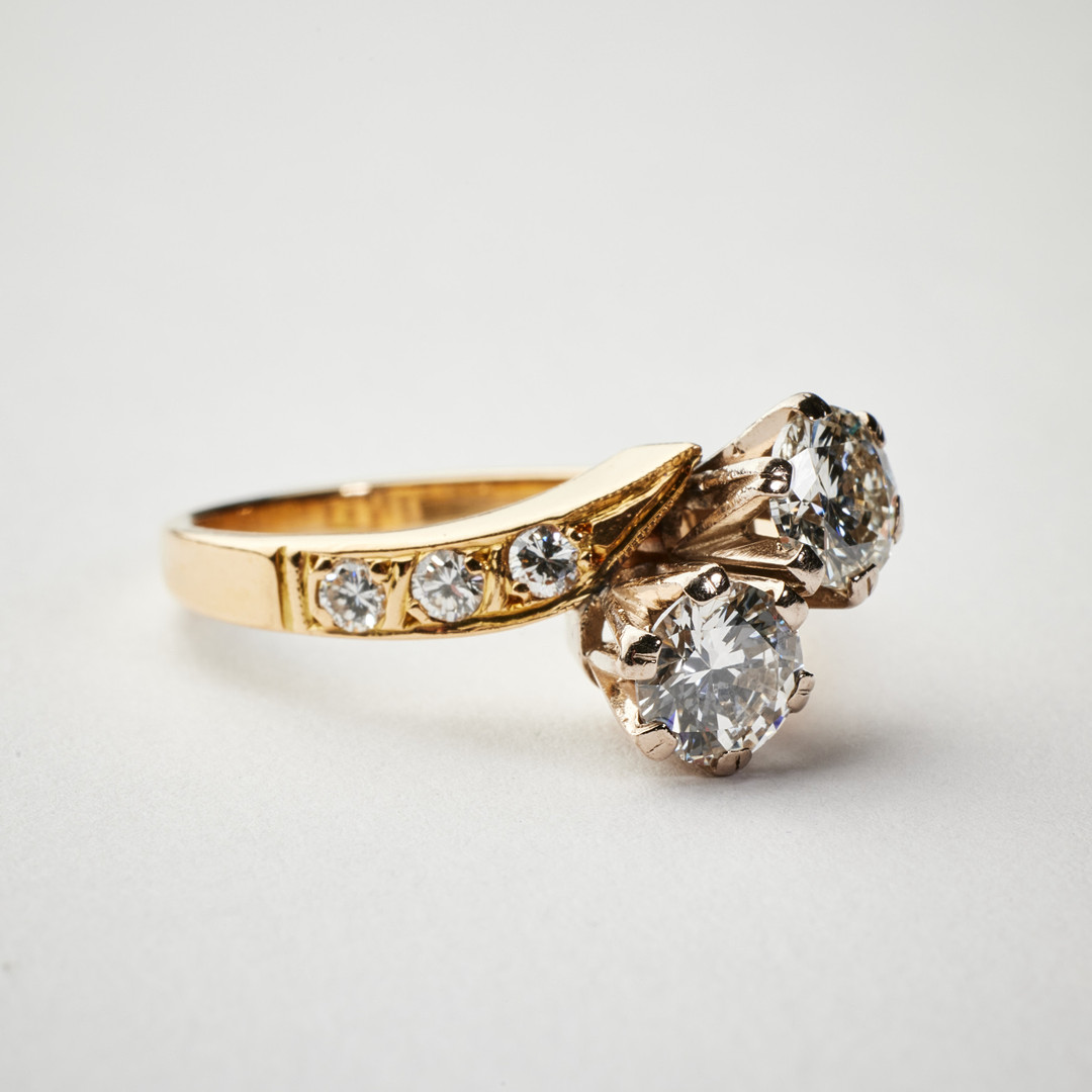 RING, 18 k röd- samt vitguld, 2 briljantslipade diamanter, totalt 1,00 ct, kvalitet TW-W(G-H)/VS, ringskena med dekor av 6 briljantslipade 0,18 ct ill à 0,50 ct, 6 brilla x 0,03 ct.