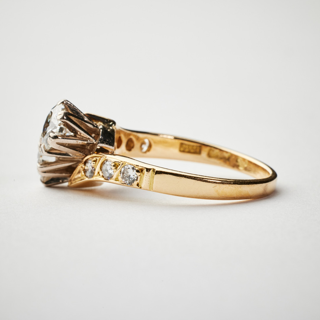 RING, 18 k röd- samt vitguld, 2 briljantslipade diamanter, totalt 1,00 ct, kvalitet TW-W(G-H)/VS, ringskena med dekor av 6 briljantslipade 0,18 ct ill à 0,50 ct, 6 brilla x 0,03 ct.