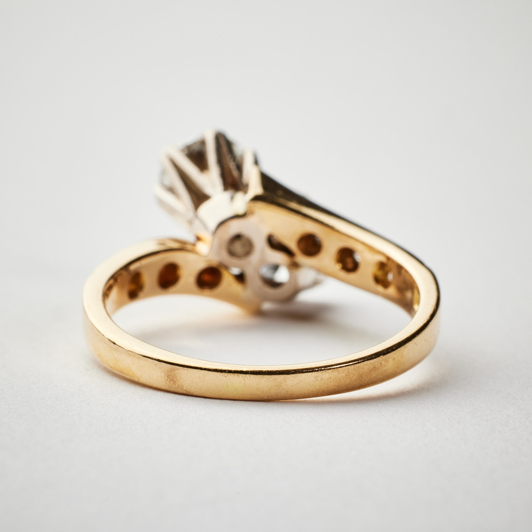 RING, 18 k röd- samt vitguld, 2 briljantslipade diamanter, totalt 1,00 ct, kvalitet TW-W(G-H)/VS, ringskena med dekor av 6 briljantslipade 0,18 ct ill à 0,50 ct, 6 brilla x 0,03 ct.