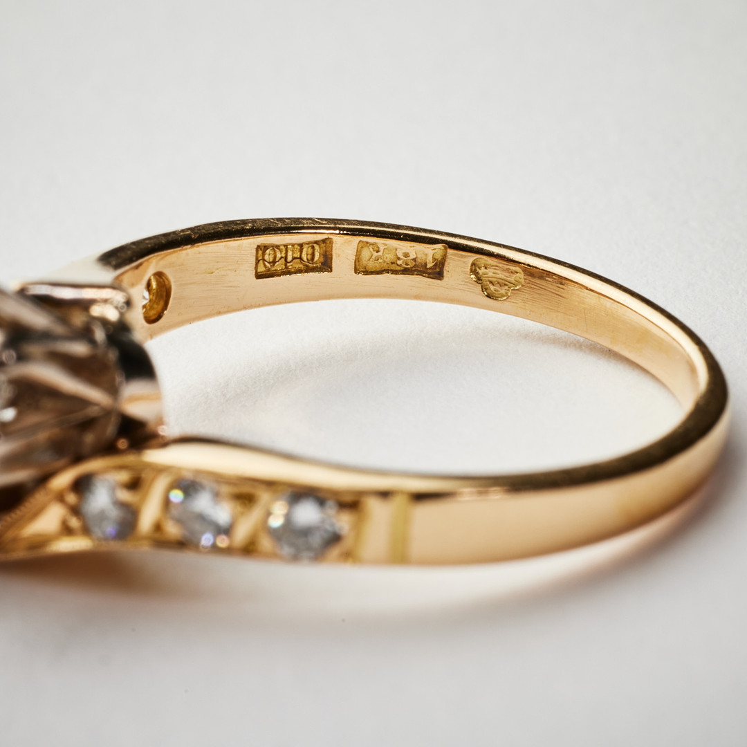 RING, 18 k röd- samt vitguld, 2 briljantslipade diamanter, totalt 1,00 ct, kvalitet TW-W(G-H)/VS, ringskena med dekor av 6 briljantslipade 0,18 ct ill à 0,50 ct, 6 brilla x 0,03 ct.