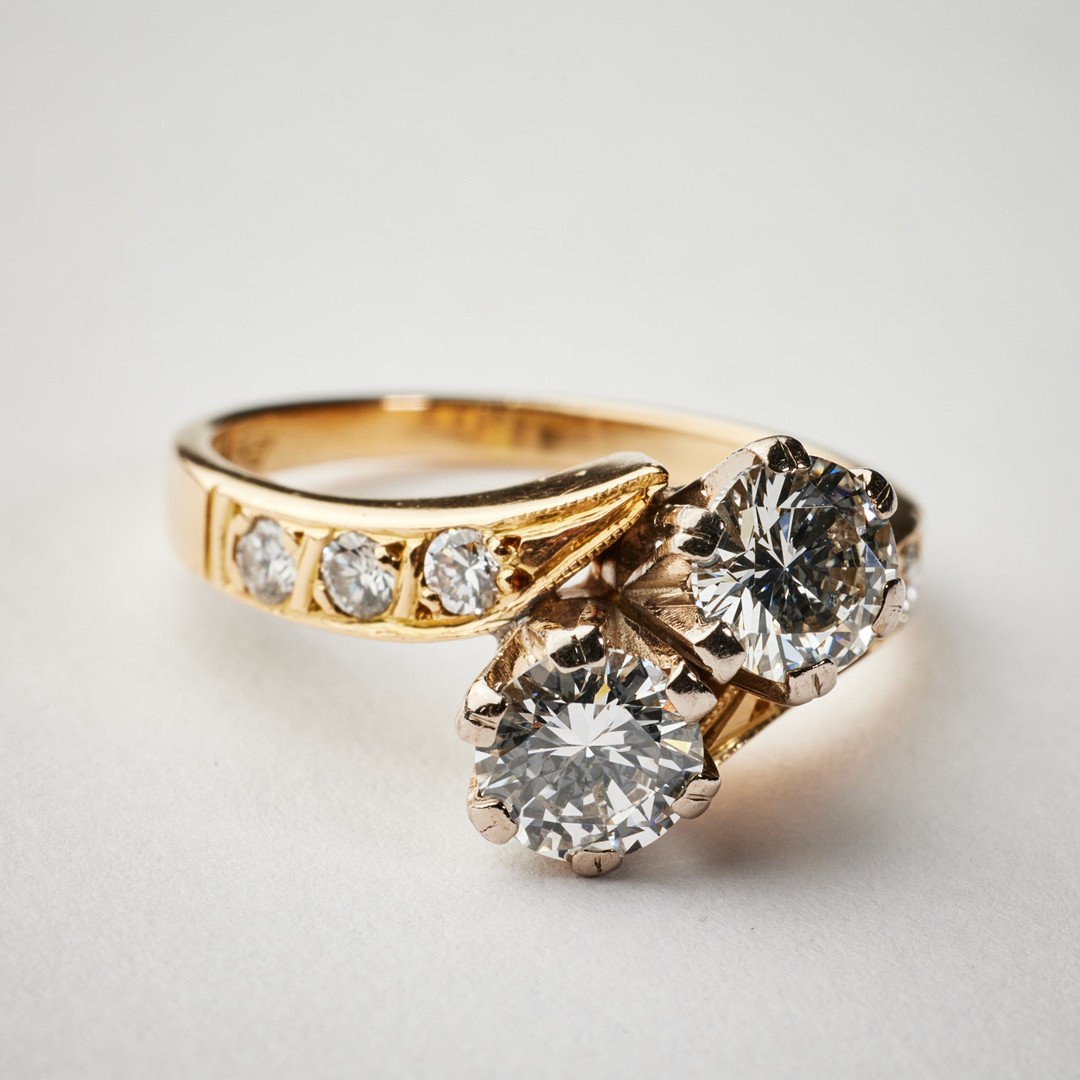 RING, 18 k röd- samt vitguld, 2 briljantslipade diamanter, totalt 1,00 ct, kvalitet TW-W(G-H)/VS, ringskena med dekor av 6 briljantslipade 0,18 ct ill à 0,50 ct, 6 brilla x 0,03 ct.