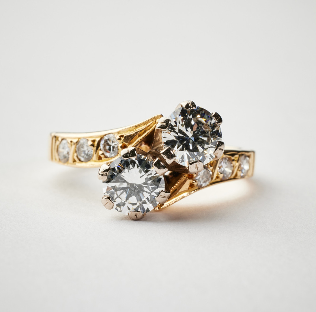 RING, 18 k röd- samt vitguld, 2 briljantslipade diamanter, totalt 1,00 ct, kvalitet TW-W(G-H)/VS, ringskena med dekor av 6 briljantslipade 0,18 ct ill à 0,50 ct, 6 brilla x 0,03 ct.