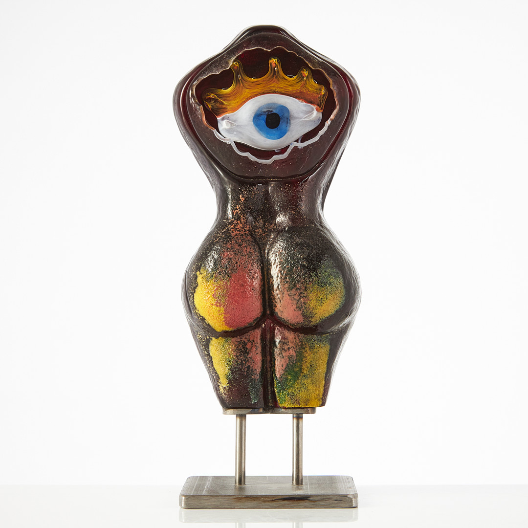 KJELL ENGMAN. SKULPTUR, Kosta Boda 1997. I form av kvinnotorso med innesluten polykrom dekor.