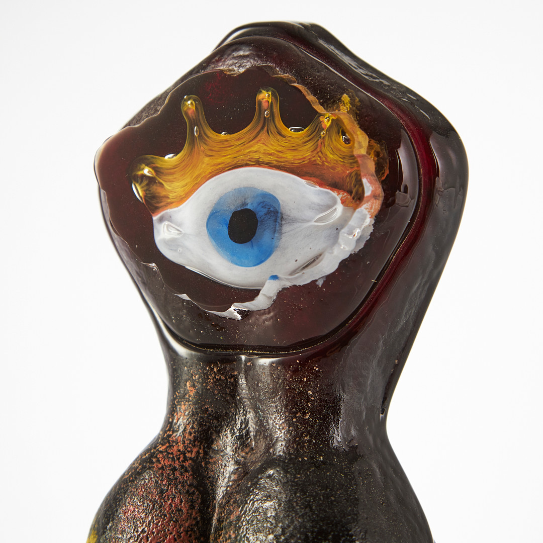 KJELL ENGMAN. SKULPTUR, Kosta Boda 1997. I form av kvinnotorso med innesluten polykrom dekor.