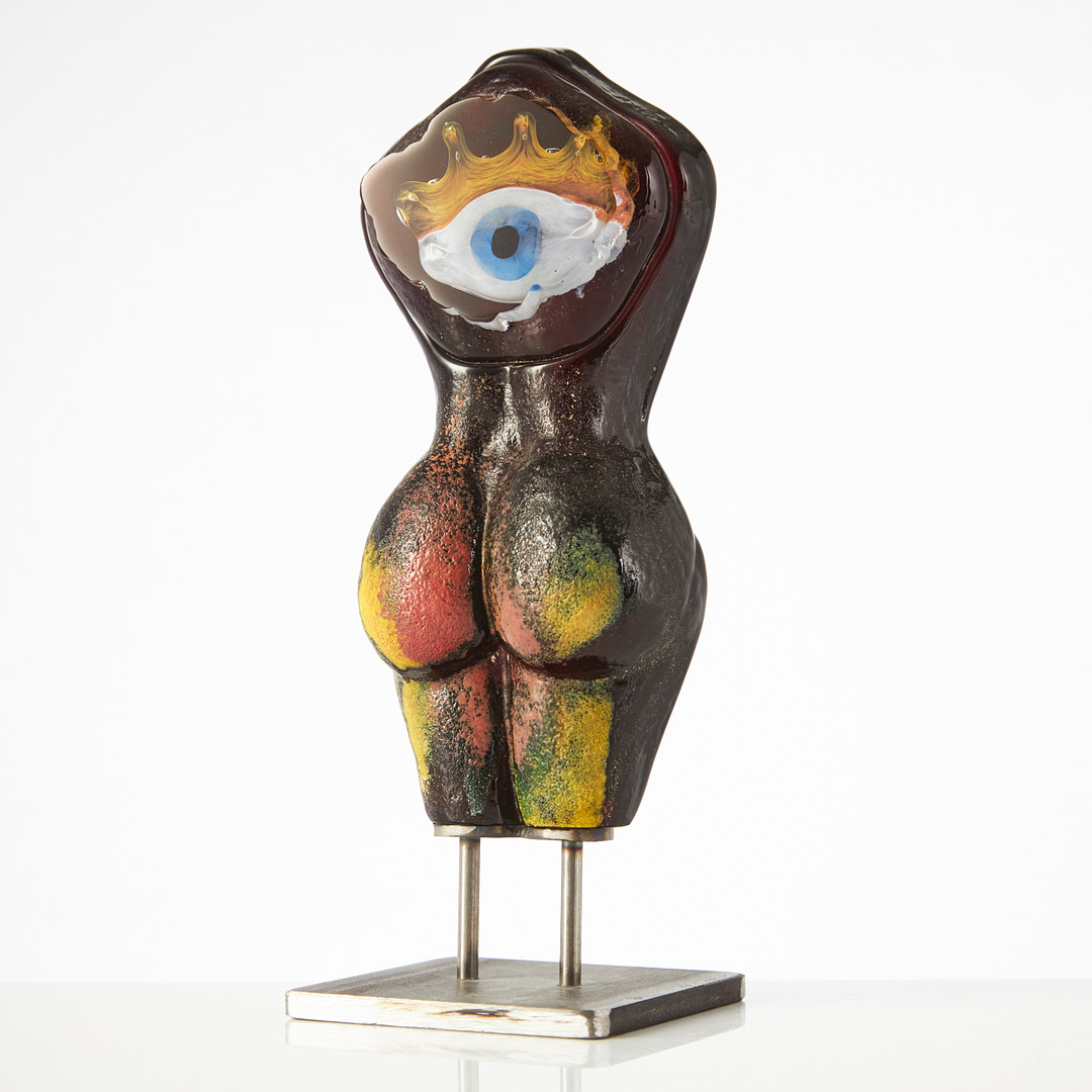 KJELL ENGMAN. SKULPTUR, Kosta Boda 1997. I form av kvinnotorso med innesluten polykrom dekor.
