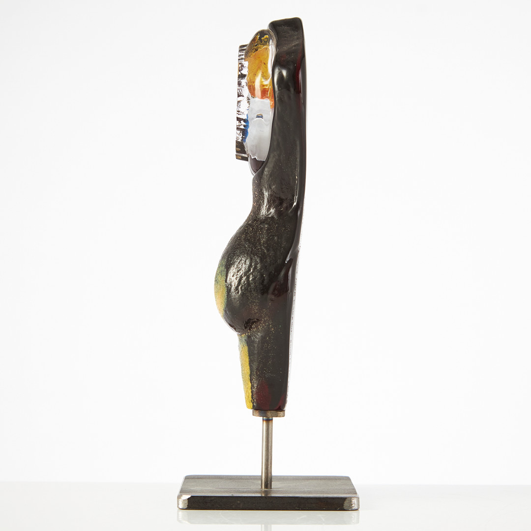 KJELL ENGMAN. SKULPTUR, Kosta Boda 1997. I form av kvinnotorso med innesluten polykrom dekor.