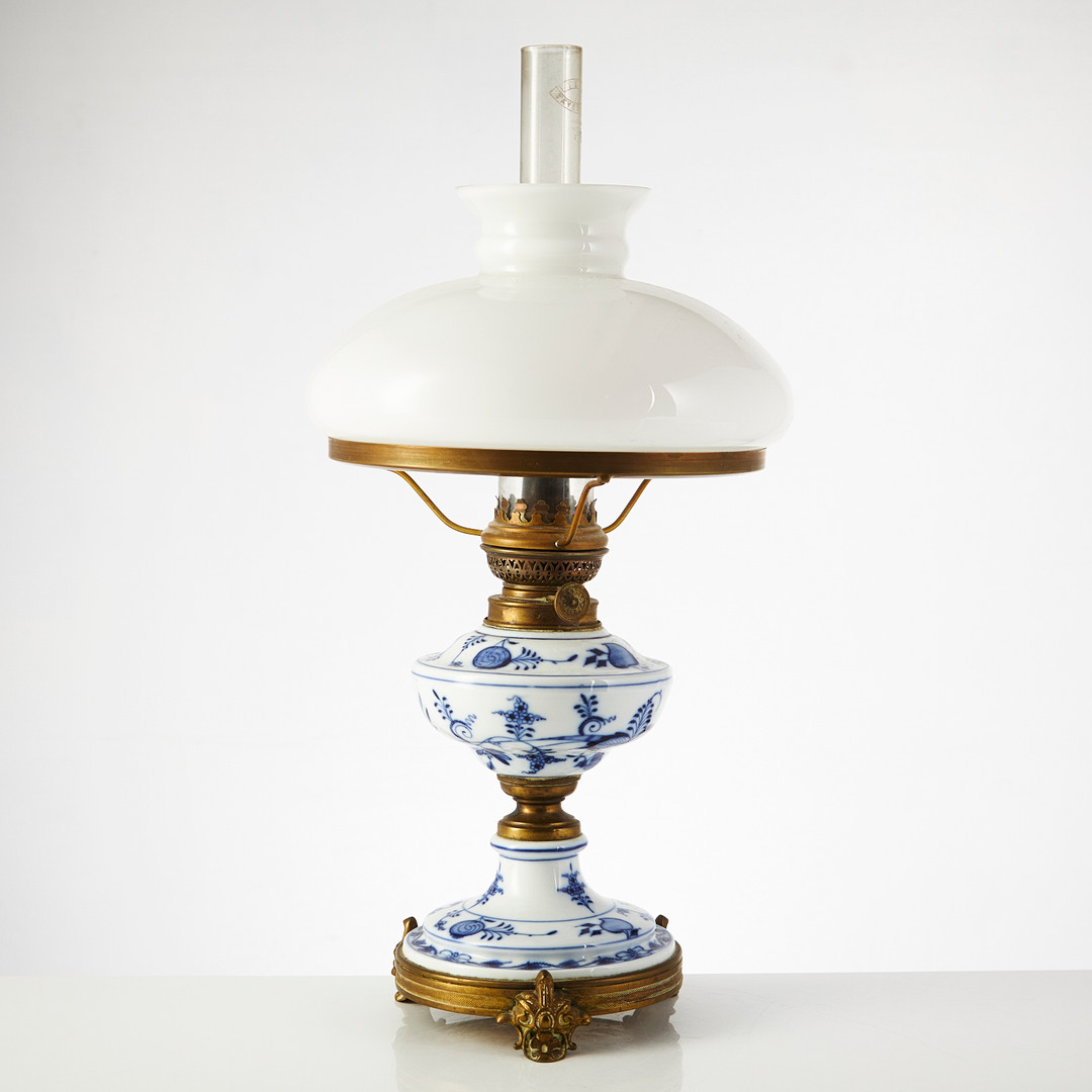 BORDSFOTOGENLAMPA, porslin och mässing, möjligen Meissen, omkring år 1900.