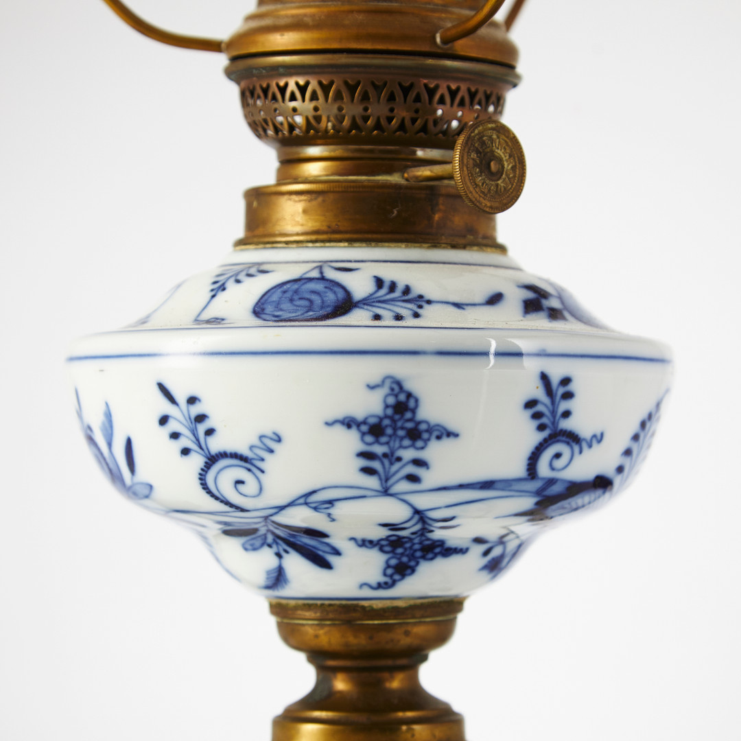 BORDSFOTOGENLAMPA, porslin och mässing, möjligen Meissen, omkring år 1900.