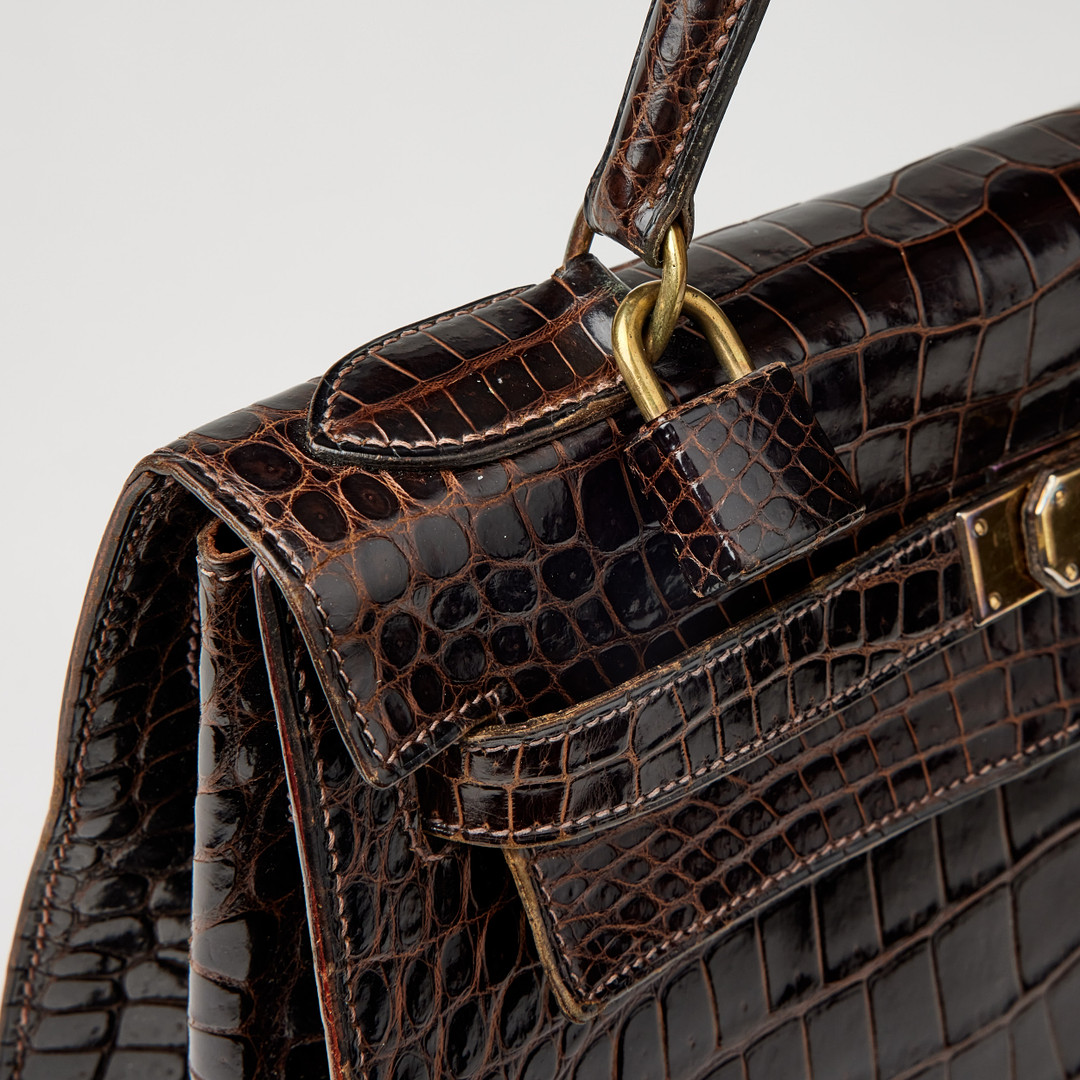 HERMÈS, handväska Kelly 28 cm i brun kroko Niloticus.