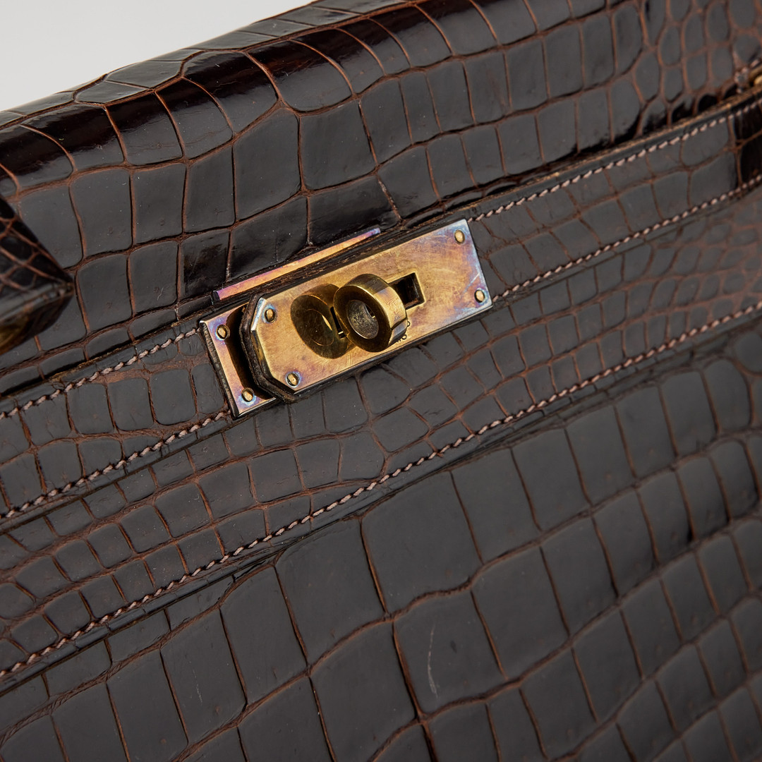 HERMÈS, handväska Kelly 28 cm i brun kroko Niloticus.