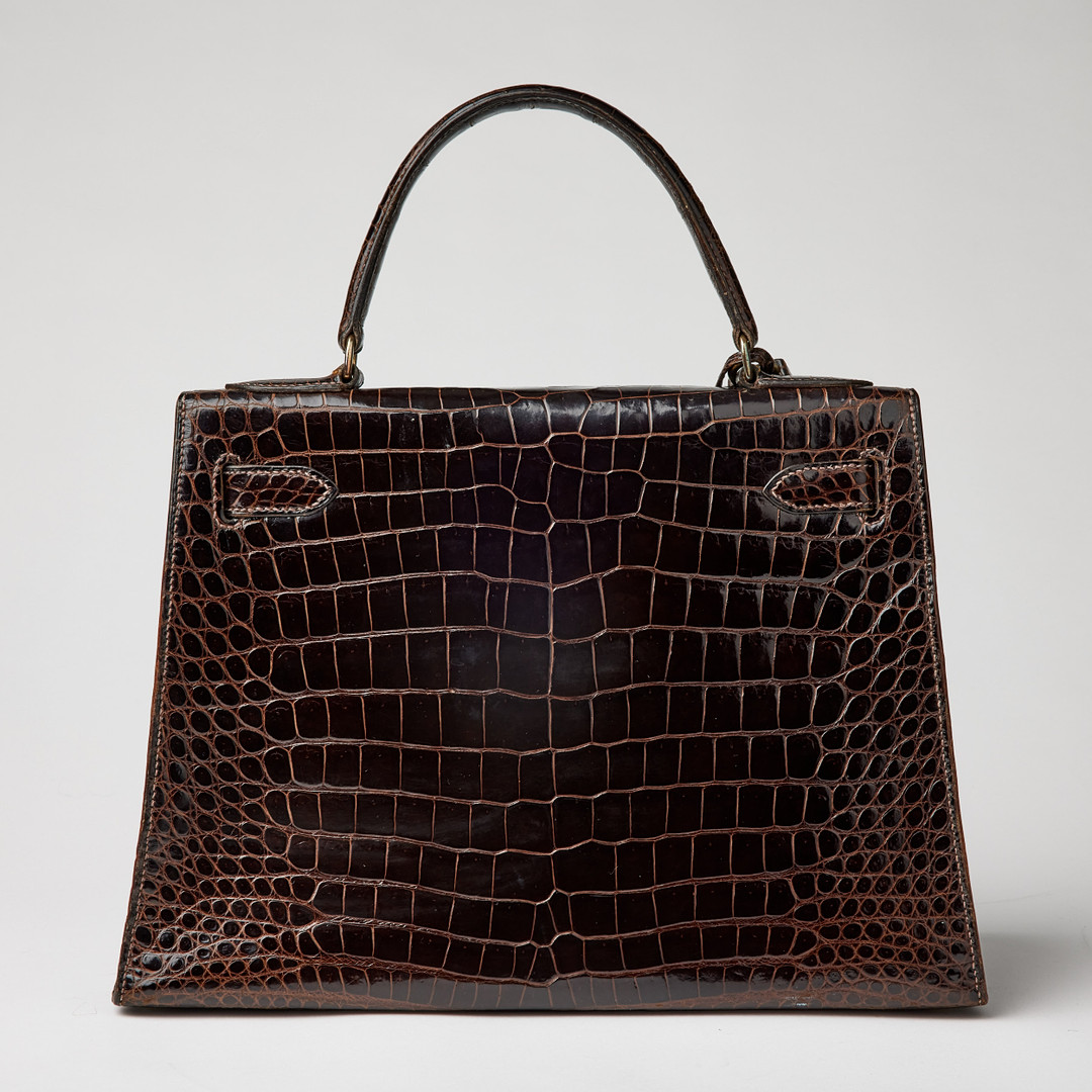 HERMÈS, handväska Kelly 28 cm i brun kroko Niloticus.