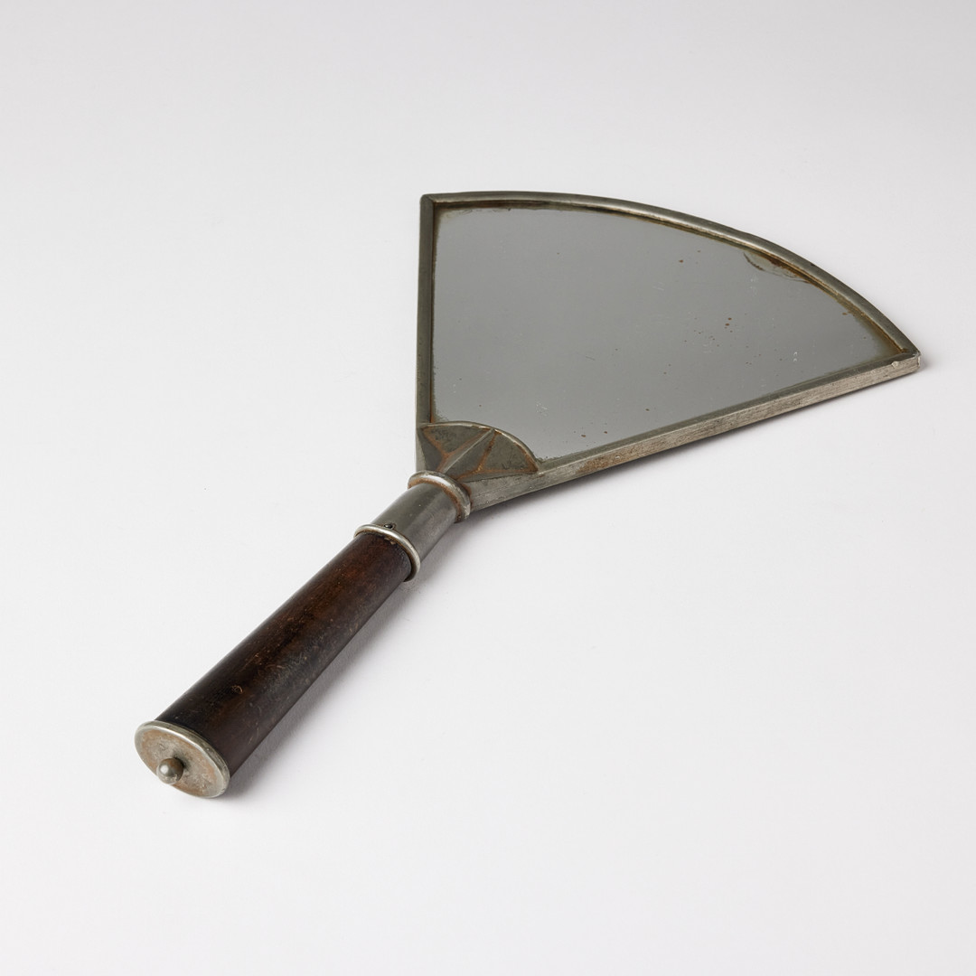 NILS FOUGSTEDT. Handspegel, Svenskt Tenn, 1920-tal, modell 619, tenn med handtag i svärtat trä.