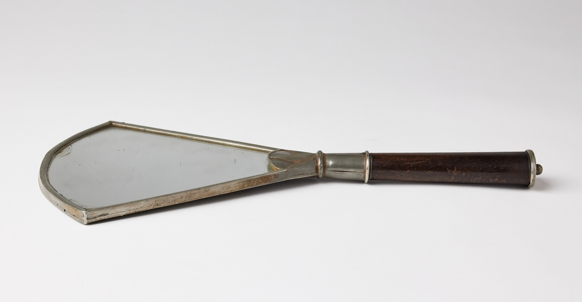 NILS FOUGSTEDT. Handspegel, Svenskt Tenn, 1920-tal, modell 619, tenn med handtag i svärtat trä.