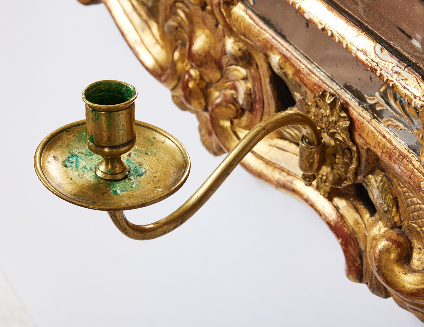 JOHAN ÅKERBLAD (spegelfabrikör i Stockholm 1758-1799), spegellampett, stockholmsarbete i rokoko, signerad IÅ under krona samt Stockholms hallstämpel 1760.