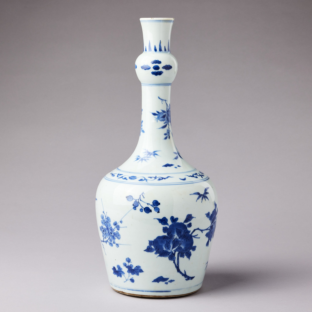 A BLUE AND WHITE BOTTLE VASE.