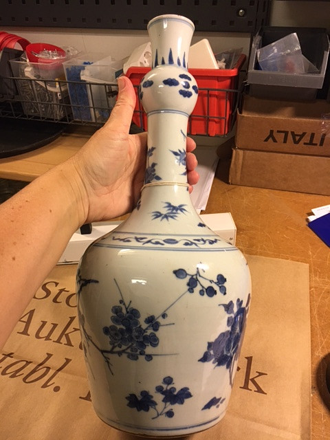 A BLUE AND WHITE BOTTLE VASE.