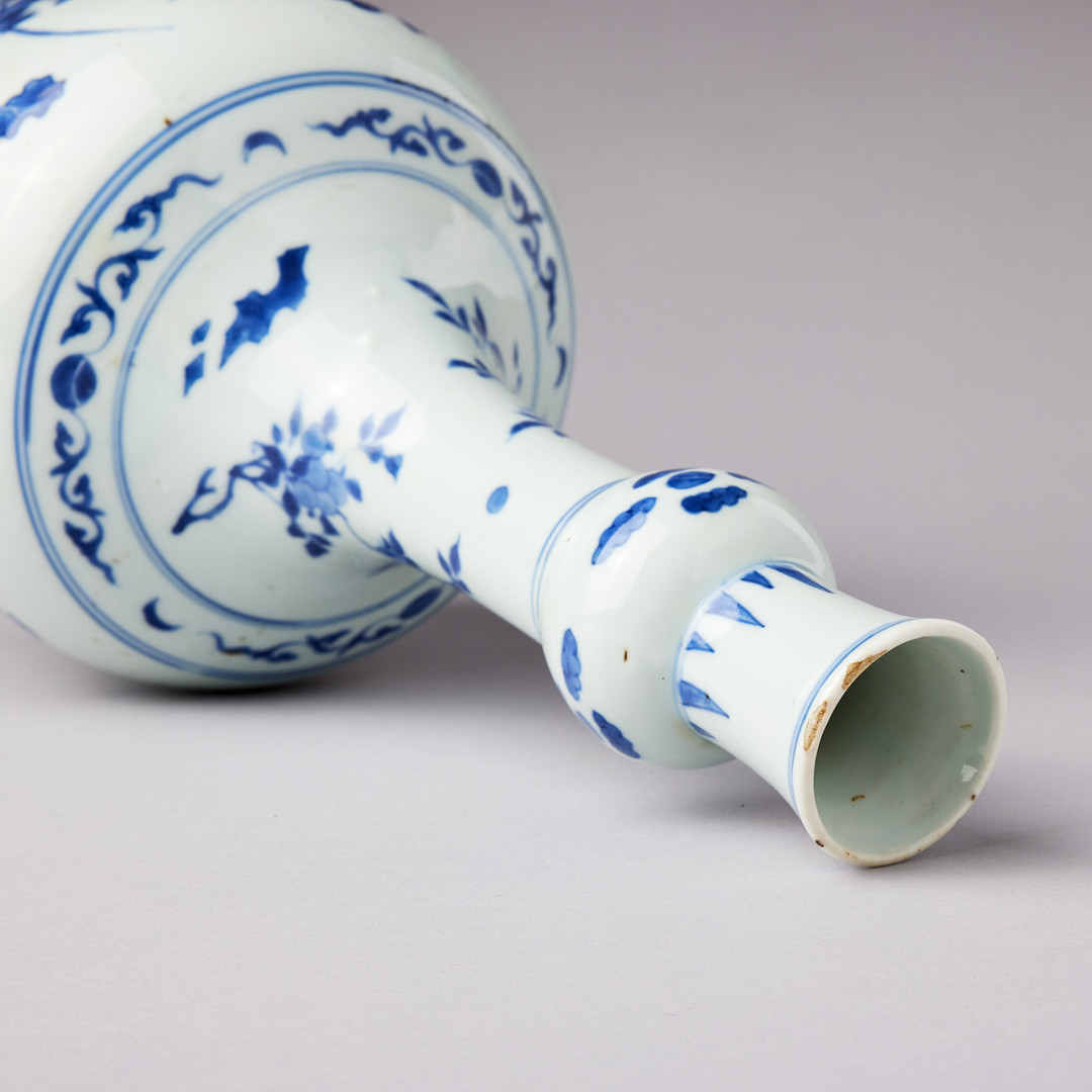 A BLUE AND WHITE BOTTLE VASE.