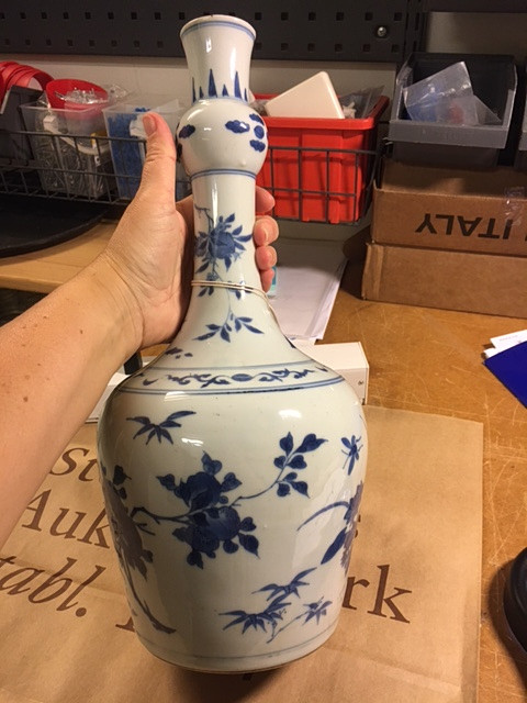 A BLUE AND WHITE BOTTLE VASE.