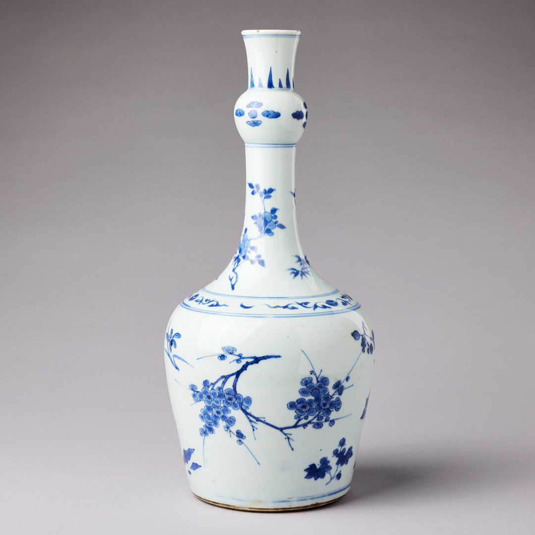 A BLUE AND WHITE BOTTLE VASE.