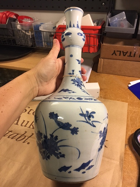 A BLUE AND WHITE BOTTLE VASE.