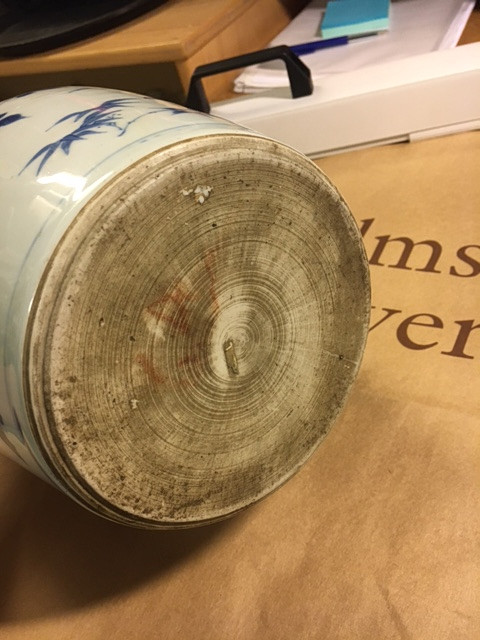 A BLUE AND WHITE BOTTLE VASE.
