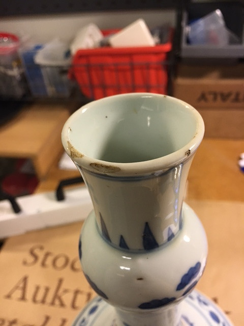 A BLUE AND WHITE BOTTLE VASE.