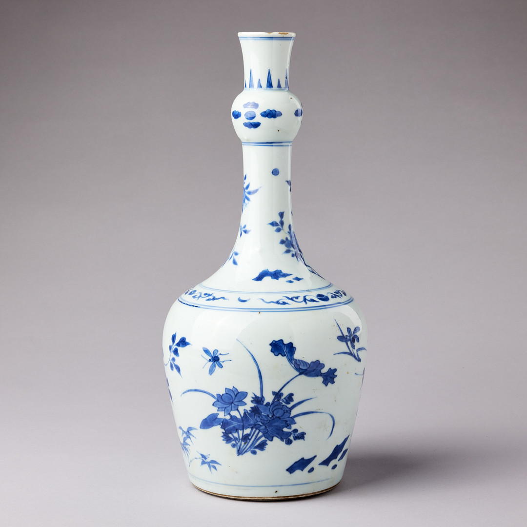 A BLUE AND WHITE BOTTLE VASE.