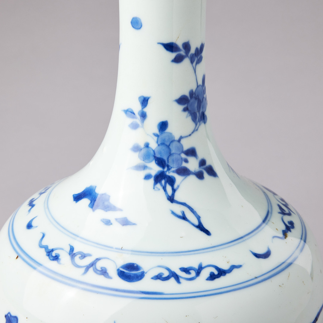 A BLUE AND WHITE BOTTLE VASE.