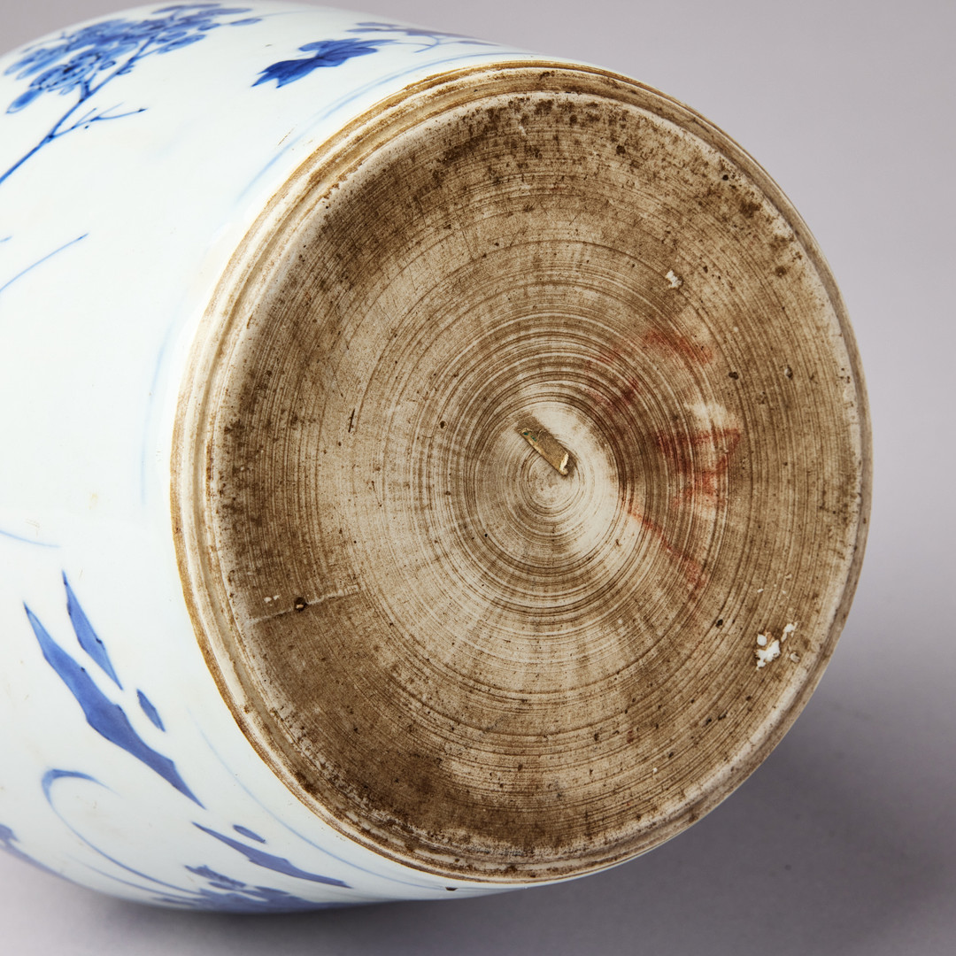 A BLUE AND WHITE BOTTLE VASE.