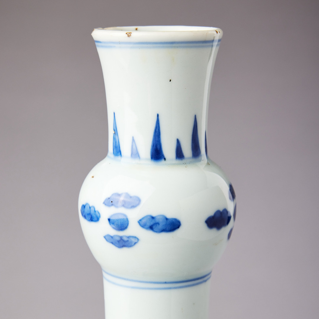 A BLUE AND WHITE BOTTLE VASE.