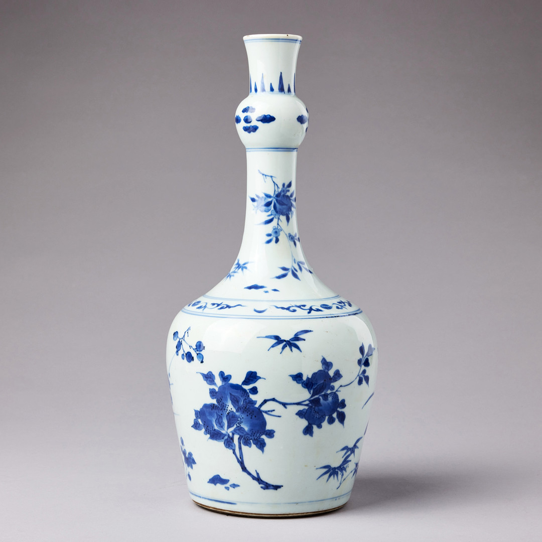 A BLUE AND WHITE BOTTLE VASE.