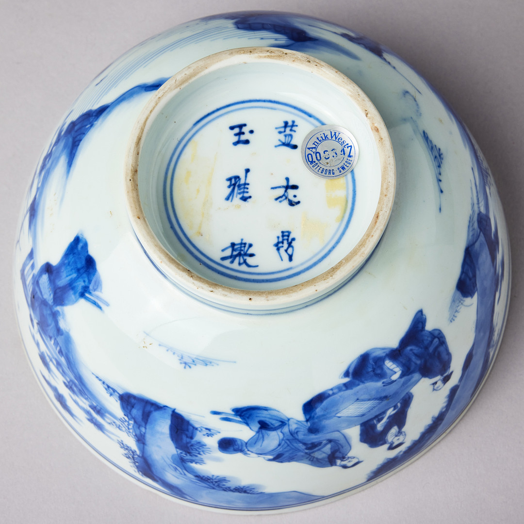 A BLUE AND WHITE BOWL.