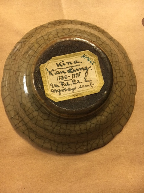 A PAIR OF SMALL CRACKLE-GLAZED SAUCER DISHES.