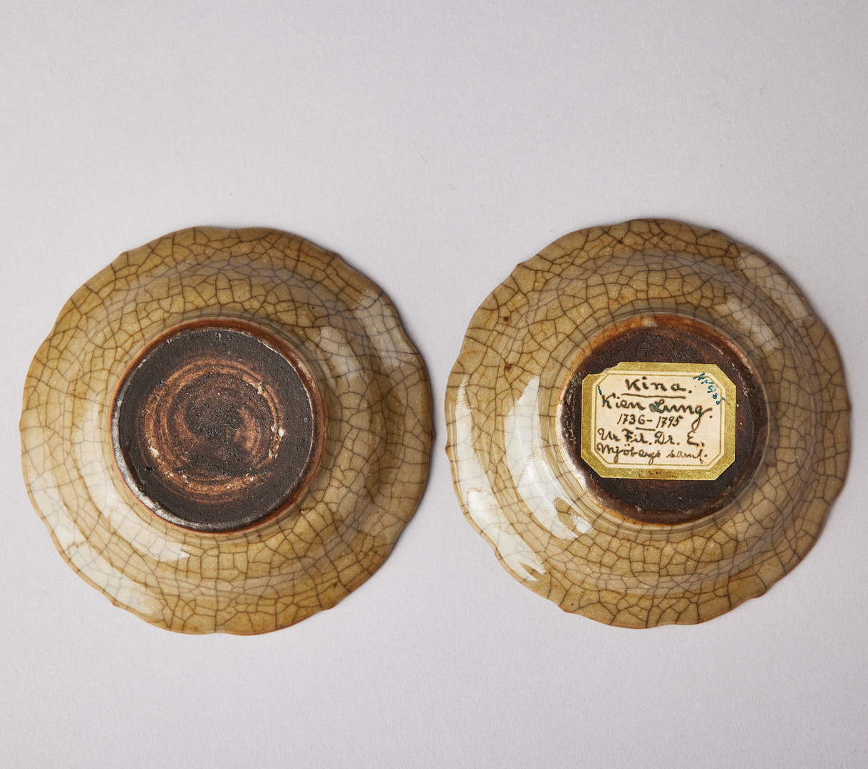 A PAIR OF SMALL CRACKLE-GLAZED SAUCER DISHES.